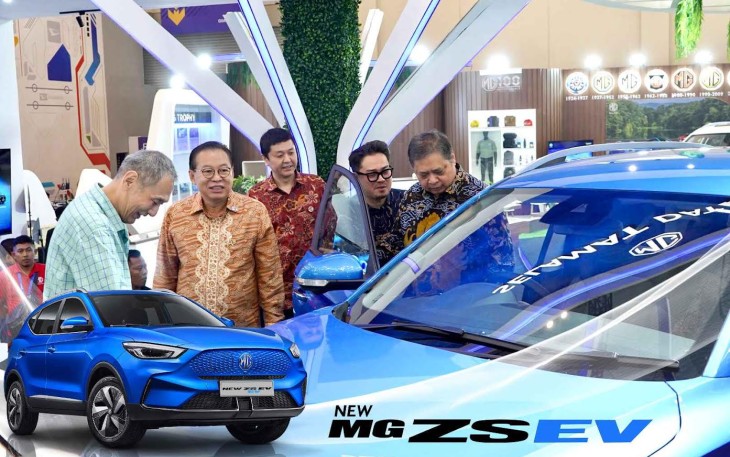 Arief Syarifudin, Marketing & PR Director MG Motor Indonesia memperkenalkan New MG ZS EV, mobil listrik terbaru MG kepada Airlangga Hartarto, Menko Perekonomian RI