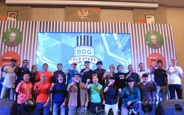 Sejumlah mantan bintang Persib berfoto bersama saat peluncuran gerakan Bandung Old Stars for GP, di Bandung (14/9/2023).