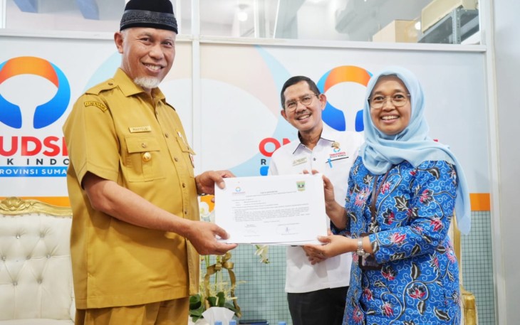Gubernur Sumatra Barat, Mahyeldi Ansharullah menerima penghargaan dari Ombudsman RI atas penilaian terhadap kepatuhan penyelenggaraan pelayanan publik 2022.