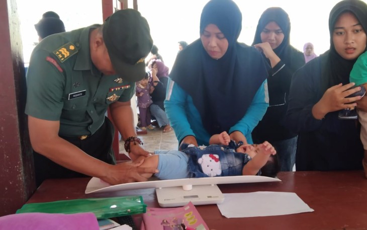 Babinsa Tanjung Redeb Dampingi Petugas Posyandu