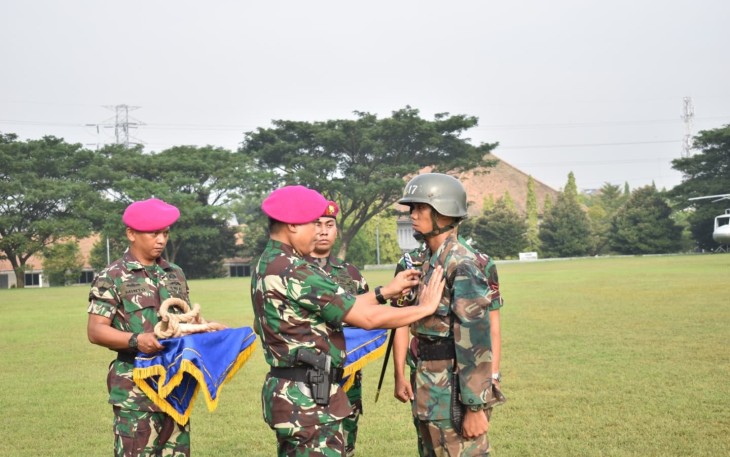 Upacara tradisi penyambutan siswa Pendidikan Komando (Dikko) Marinir Angkatan 170, yang diikuti 250 orang dari siswa Pendidikan Pertama Bintara (Dikmaba) angkatan XLII/1 Marinir TA. 2022 di gerbang Mako Kodikmar, Gunungsari, Surabaya, Selasa (21/03).