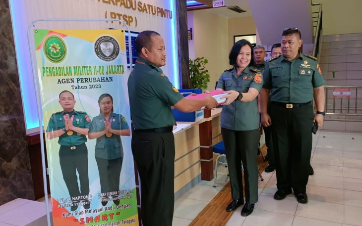 Lettu Chk Citra Manurung S.H, (Oditurat Militer II-07 Jakarta ) menyerahkan berkas perkara Praka RM dan 2 orang lainnya kepada Pengadilan Militer II-08 Jakarta
