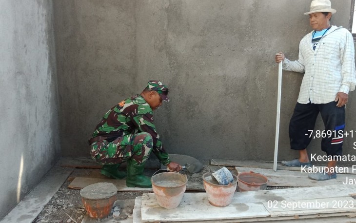 Babinsa Kodim 0802/Ponorogo saat Ikut Kerja Bakti Bangun Mushala 