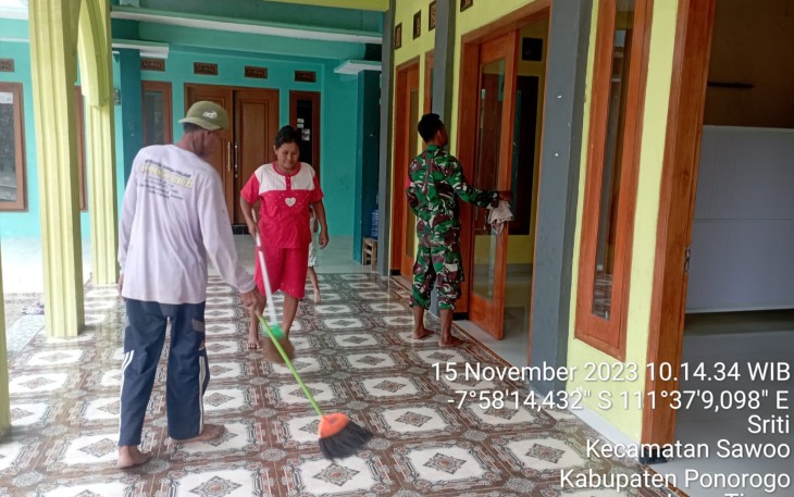 Babinsa Kodim 0802/Ponorogo Bantu Warga Bersihkan Musala