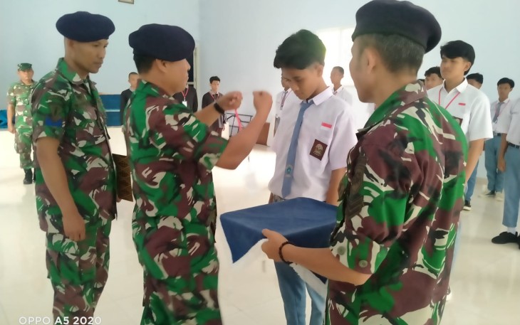 Komandan Lanal Batuporon Letkol Laut (P) Imam Ibnu Hajar, S.E., M.Tr. Opsla yang di wakili Kasatbek Lanal Batuporon Lettu Laut (S) Jurusah, membuka LDKS Siswa SMK Al-Kholiliyah Bangkalan di Aula Balai Prajurit Mako Lanal Batuporon, Rabu (13/12/2023)