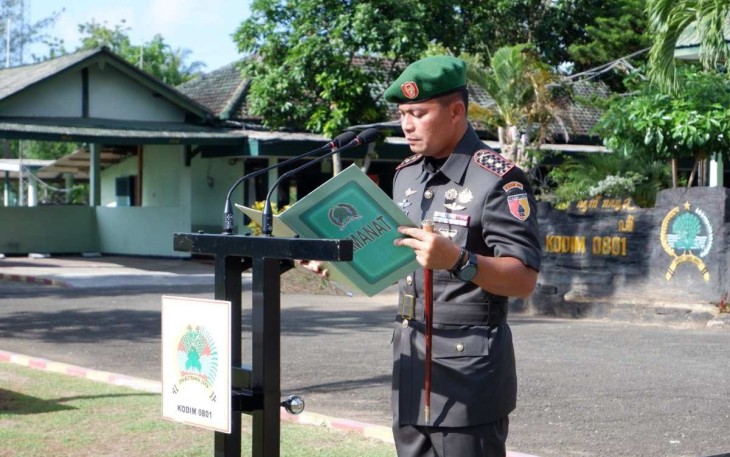 Kodim 0801/Pacitan menggelar upacara yang berlangsung di Makodim Jl. Letjen Suprapto No. 42 Pacitan. Bertindak sebagai Irup Dandim 0801/Pacitan Letkol Inf Roliyanto S.I.P., M.S.I., bacakan amanat Kasad Jenderal TNI Maruli Simanjuntak, M. Sc., secara tertulis, Jumat (15/12/2023)