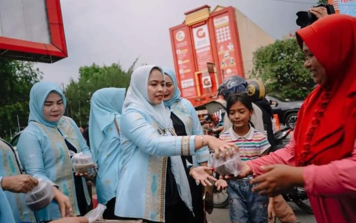 PKK Labuhanbatu saat Berbagi Takjil di Simpang Enam Rantau Prapat 