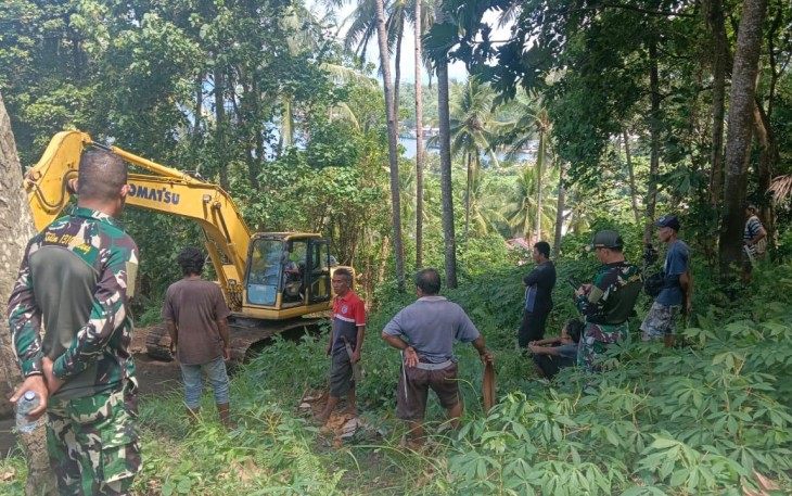 Dandim 1310/Bitung bersama Dan SSK TMMD dan warga pemilik lahan saat tinjau lokasi pembangunan rintisan jalan pertanian