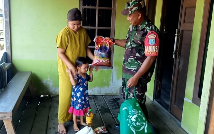 Komsos Babinsa Koramil Pahandut Pantau Anak Stunting Serta Bagikan Sembako 