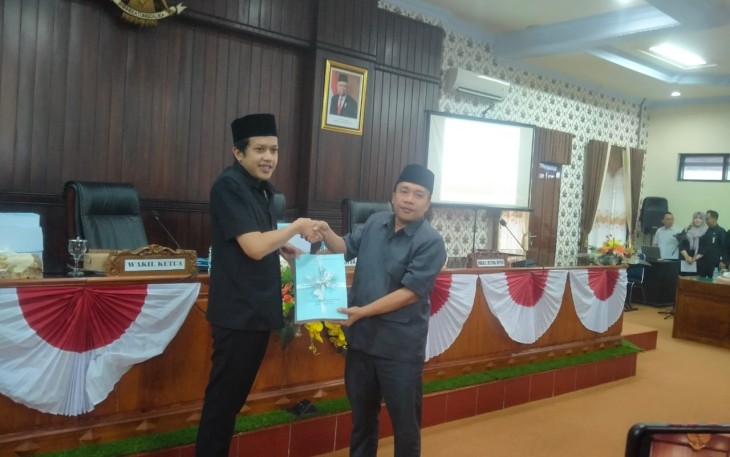 Wakil Bupati Trenggalek, Syah Muhamad Natanegara, saat menyerahkan LKPj Bupati Trenggalek, Tahun anggaran 2022 kepada Wakil Ketua DPRD Kabupaten Trenggalek, Doding Rahmadi, di Gedung Graha Paripurna DPRD Kabupaten Trenggalek, Rabu (14/6/2022).