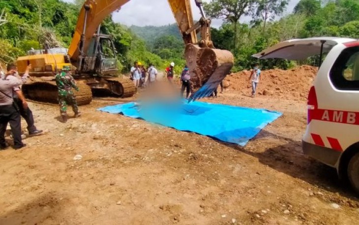 Suasana mayat Mrs X tersebut  diangkat dari Sungai ke darat dengan memakai alat berat eskavator