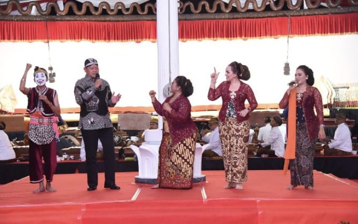 Laksamana Budayawan saat Hadiri Pagelaran Wayang Kulit Satu Layar Empat Dalang 