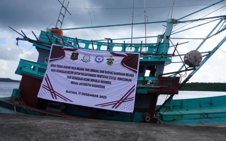 Pusat Pemulihan Aset Hibahkan Barang Milik Negara Berupa 1 Unit Kapal CM 91499 TS kepada Universitas Hasanuddin