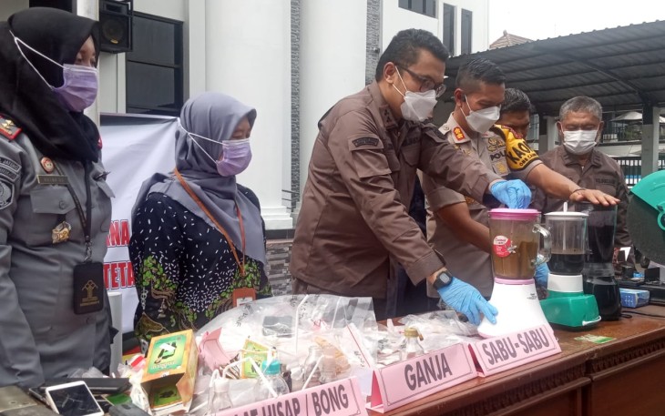 Pemusnahan barang bukti tindak pidana umum dan tindak pidana cukai, di halaman kantor Kejari Karanganyar, Kamis (23/11/2023)