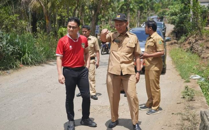 Bupati Trenggalek, Mochamad Nur Arifin bersama Kepala Dinas PUPR, saat meninjau pembangunan jalan Simpang Lima Kasrepan-Sukokidul, Kecamatan Pule, Senin (13/11/2023).