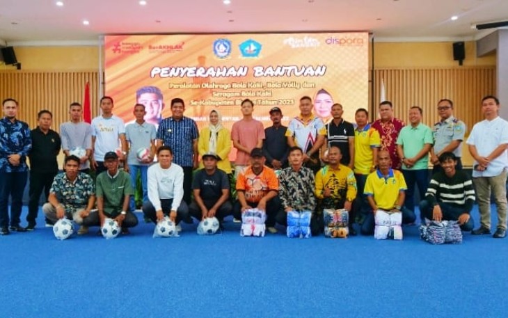  Pemerintah Kabupaten Bintan melakukan penyerahan bantuan peralatan olahraga berupa bolak sepak, bola voli dan seragam sepak bola bagi atlet se Kabupaten Bintan, Kamis (28/12) Bandar Sri Bentan