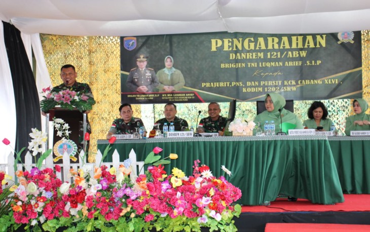 Komandan Korem 121/Abw Brigjen TNI Luqman Arief, S.I.P., didampingi Ketua Persit KCK Koorcab Rem 121 PD XII Tanjungpura, Ny. Mia Luqman Arief, mengunjungi Kodim 1202/Skw, Kota Singkawang, Kalimantan Barat, Kamis (28/12/2023)