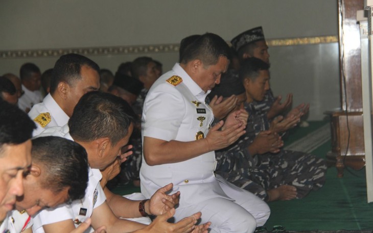 Kolinlamil melaksanakan doa bersama di Masjid AT-Tauhid