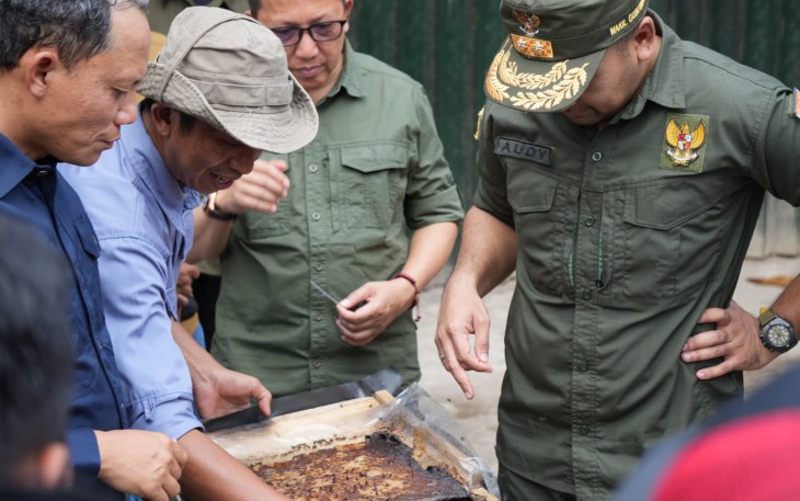 Wakil Gubernur Sumbar Audy Joinaldy menyerahkan bantuan alat ekonomi produktif di Nagari Ganggo Hilia, Kecamatan Bonjol, Kabupaten Pasaman.