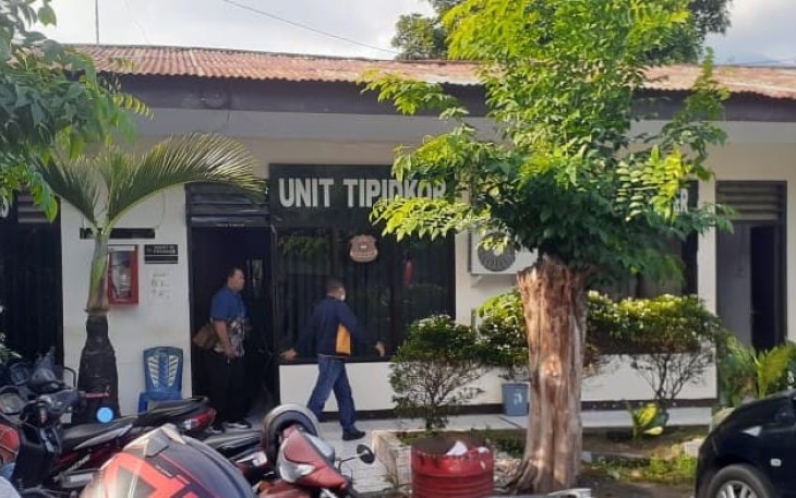 Oknum SEM diikuti Kanit Tipidkor saat keluar dari ruang pemeriksaan