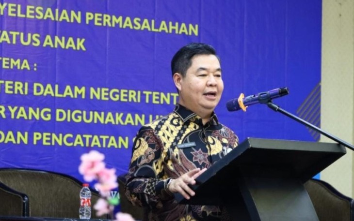 Dirjen Dukcapil Teguh Setyabudi saat memberi arahan pada Focus Group Discussion Asistensi Penyelesaian Permasalahan Perubahan Status Anak, bertema "Penyusunan Permendagri tentang Kebijakan Buku dan Formulir yang Digunakan untuk Dafdukcapil", di Jakarta, Kamis (16/11/2023)
