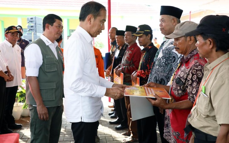 Kepala Badan Nasional Penanggulangan Bencana (BNPB) Letjen TNI Suharyanto S.Sos., M.M., mendampingi Presiden RI Joko Widodo, dalam penyerahan bantuan dana stimulan kepada petani gagal panen (puso) akibat bencana alam banjir tahun 2023 di Kantor Kecamatan Bojong, Kabupaten Pekalongan, Jawa Tengah, Rabu (13/12)