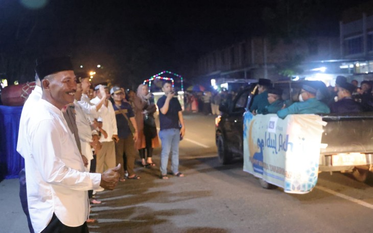 Sekdaprov Kepri saat Lepas Pawai Takbir Sambut Hari Raya Idul Adha 1444 H di Sei Carang Tanjungpinang 