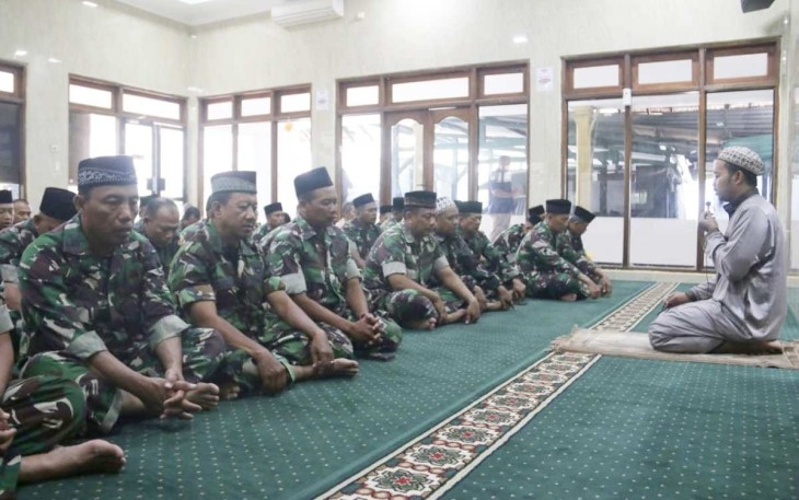 Kodim 0803/Madiun melaksanakan doa bersama yang dilaksanakan di Masjid Al Mujahidin Kodim 0803/Madiun, Jl. Pahlawan No. 25 Madiun, Kamis (14/12/2023) usai sholat Dzuhur berjamaah. Kegiatan doa bersama tersebut dilaksanakan dalam rangka memperingati Hari Juang Kartika yang ke-78