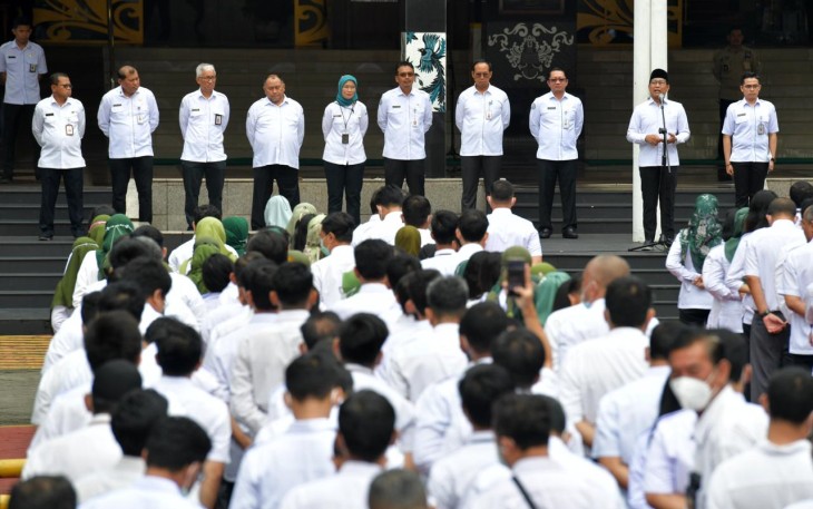 Menteri Desa, Pembangunan Daerah Tertinggal, dan Transmigrasi Abdul Halim Iskandar menyerahkan piagam penghargaan kepada Pegawai dan Unit Kerja dengan kinerja terbaik di lingkungan Kemendes PDTT saat Apel Pagi Gabungan, Jakarta, Selasa (14/3/2023). Foto: Wening/Kemendes PDTT