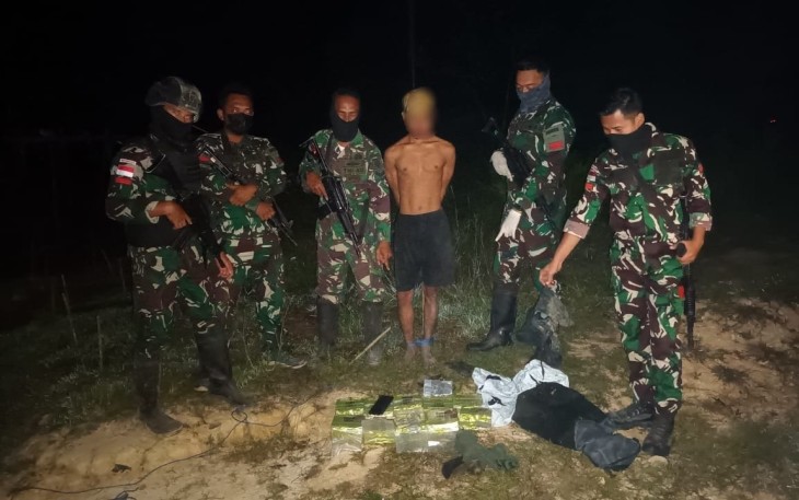 Satgas Pamtas RI-Malaysia Yonarmed 10 Bradjamusti Kostrad saat mengamankan pelaku dan barang bukti.