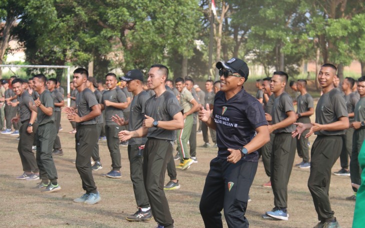 Menarmed 2 Kostrad Bersama Prajurit Ajusta Yudha Olahraga Bersama