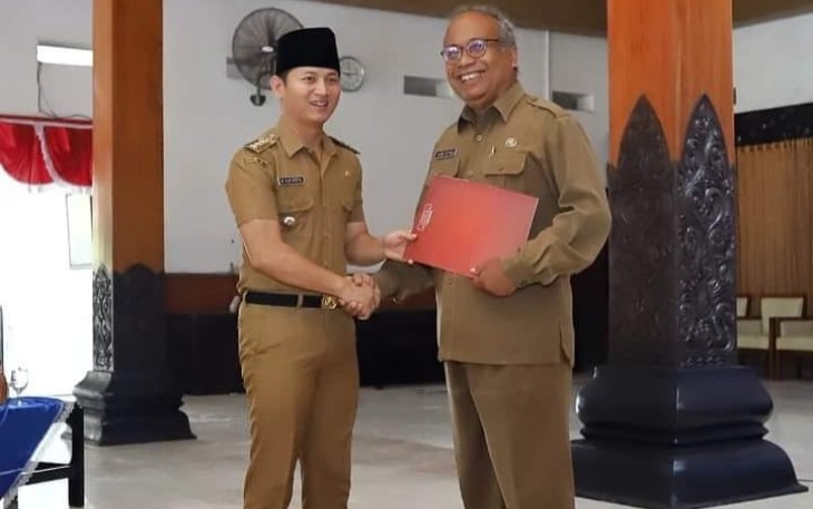 Bupati Trenggalek, Mochamad Nur Arifin, saat menyerahkan surat keputusan purnama tugas kepada 108 PNS, dan 1 PPPK lingkup Pemerintah Kabupaten Trenggalek, di Pendapa Manggala Praja Nugraha, Senin (30/10/2023)