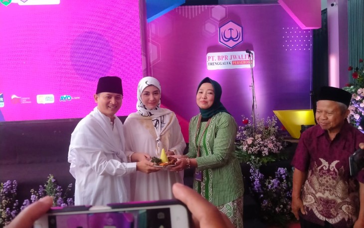 Bupati Trenggalek, Mochamad Nur Arifin, saat pemotongan tumpeng peresmian Kantor baru PT BPR Jwalita Trenggalek, dan di serahkan kepada Direktur Utama PT BPR Jwalita Trenggalek, Dwi Fraidianriani, Jum'at (3/3/2023) (Foto Hardi Rangga klikwarta.com).