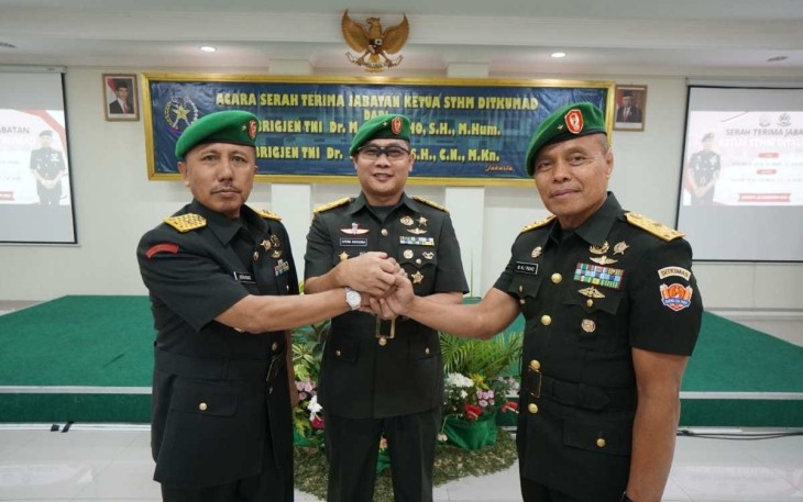 Direktur Hukum TNI AD (Dirkumad), Brigjen TNI Dr. Ateng Karsoma, S.H., M.Kn., memimpin acara serah terima jabatan Ketua Sekolah Tinggi Hukum Militer (STHM), dari Brigjen TNI Dr. M. Ali Ridho, S.H., M.Hum. kepada Brigjen TNI Dr. Rokhmat, S.H., C.N., M.Kn. bertempat di Aula STHM Jakarta, Kamis (28/12/2023)