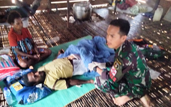 Tim Kesehatan Satgas Pamtas RI-PNG Yonif RK 111/KB saat turun Kampung Obati Pasien Masyarakat Distrik Warokop, Boven Digoel