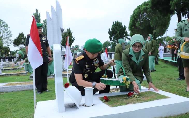 Pangdam I/BB  Mayjen TNI Mochammad Hasan saat ziarah rombongan dalam rangka memperingati Hari Juang TNI AD ke-78 di TMP Bukit Barisan Jalan SM Raja Medan, Kamis (14/12)