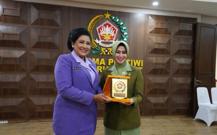 Ketum Dharma Pertiwi Ny. Vero Yudo Margono memimpin Serah Terima Jabatan (Sertijab) Ketua Harian Dharma Pertiwi dari Ny. Keke Bambang Suswantono kepada Ny. Nita Angkasa Dipua, bertempat di Gedung Dharma Pertiwi Pusat, Jl Cendana No 23, Gondangria, Jakarta Pusat, Senin (31/7/2023).