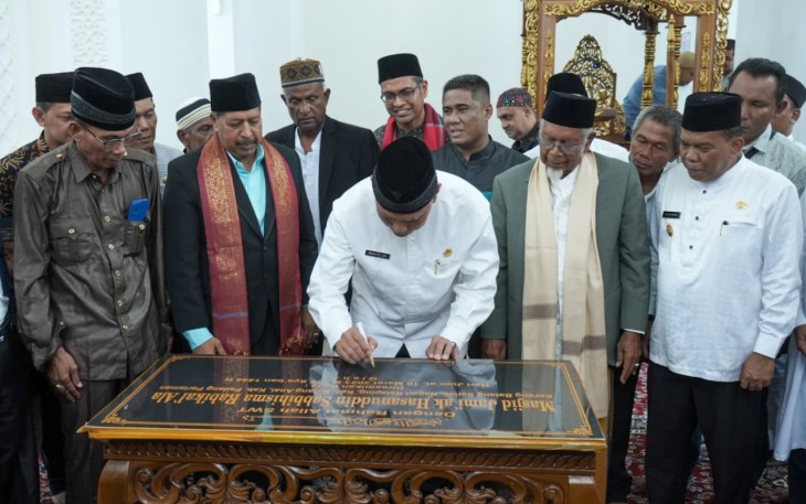 Gubernur Sumatra Barat Mahyeldi Ansharullah, saat meresmikan Masjid Jami' Hasanuddin Sabbihisma Rabbikal'ala di Korong Batang Sariak, Nagari Katapiang, Kabupaten Padang Pariaman.