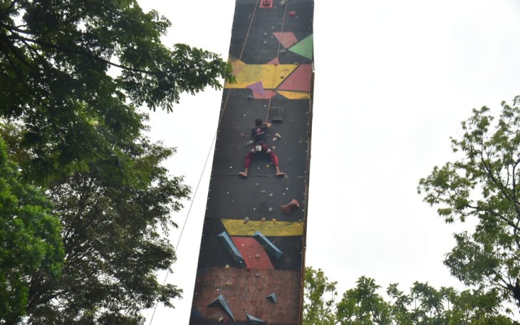 Salah satu peserta beraksi dalam lomba wall climbing antar pelajar se-Kabupaten Karanganyar, pada Kamis (2/2/2023). Foto : Istimewa