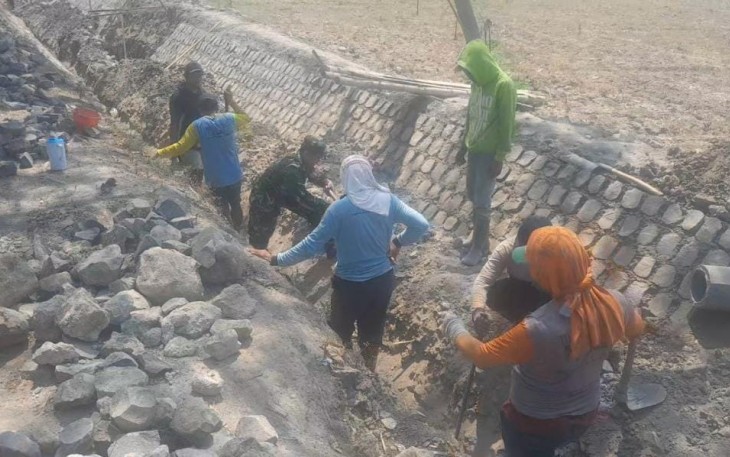 Babinsa Kodim 0803/Madiun Bantu Warga Bangun Saluran Irigasi
