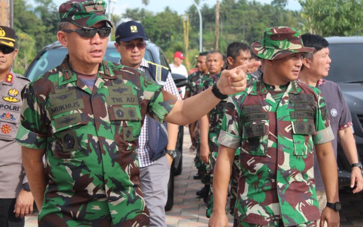 Danrem 131/Stg di Dampingi Dandim 1310/Bitung bersama Rombongan saat meninjau Lokasi yang akan di kunjungi Presiden RI