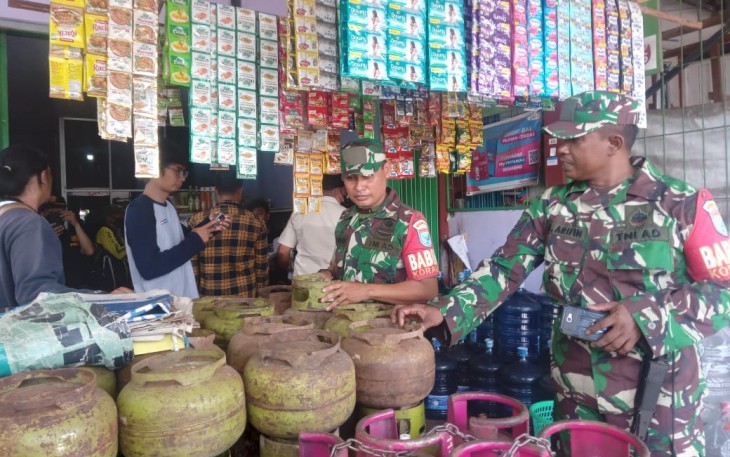 Danramil Terjunkan Babinsa Dampingi DKUMPP Palangka Raya Sidak Pangkalan Gas LPG 3 Kg Bersubsidi 