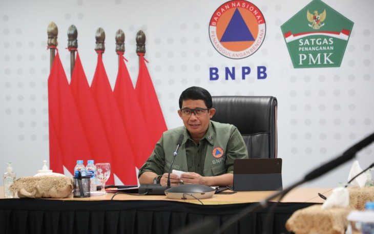 Kepala Badan Nasional Penanggulangan Bencana (BNPB) Letjen TNI Suharyanto, S.Sos., M.Si., (baju hijau dengan rompi hijau) memimpin Rapat Koordinasi Kesiapsiagaan Nasional Menghadapi Bencana Periode Natal dan Tahun Baru 2024 pada Kamis (21/12)