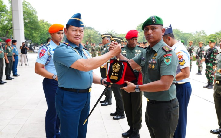 Dansatgas Yonif 310/KK saat Terima Penghargaan dari Panglima TNI