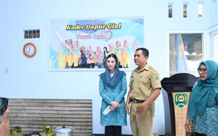Novita Hardini, SE., ME., Ketua Tim Penggerak PKK Kabupaten Trenggalek, saat meninjau pelaksanaan Dapur Cinta di Desa Tegaren, Kecamatan Tugu, Senin (27/11/2023)