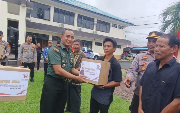Dandim 1310/Bitung saat menyerahkan bantuan sosial yang di laksanakan oleh Polres dalam rangka HUT Bhayangkara Ke-77