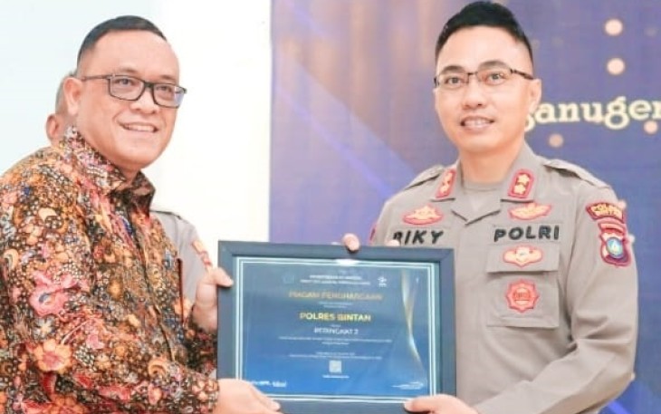 Kapolres Bintan AKBP Riky Iswoyo, S.I.K., M.M., saat terima penghargaan pada Selasa (14/3/2023).