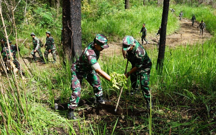 Danrem 081/DSJ Kolonel Inf H. Sugiyono saat penanaman bibit pohon bersama Pangdiv 2 Kostrad Mayjen TNI Haryanto dan Dandim 0805/Ngawi Letkol Arm Didik Kurniawan di Desa Girimulyo, Kecamatan Jogorogo, Kabupaten Ngawi, Sabtu (16/12/2023)