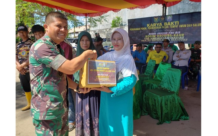 Dandim 0408/BS-Kaur Letkol Inf Aswin Suladi  gelar baksos, karya bakti dan memberikan santunan kepada veteran dan warakawuri, penanaman pohon, pembersihan pasar dalam rangka Hari Juang TNI AD ke-78 Tahun 2023 bertempat di pasar inpres desa Kepala Pasar Kecamatan Kaur Selatan Kabupaten Kaur, Kamis (14/12/2023)