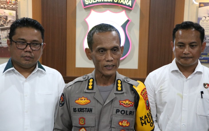 Kabid Humas Polda Sulut (Tengah) saat memberikan keterangan terkait penanganan kasus yang terjadi di kota Bitung beberapa waktu lalu